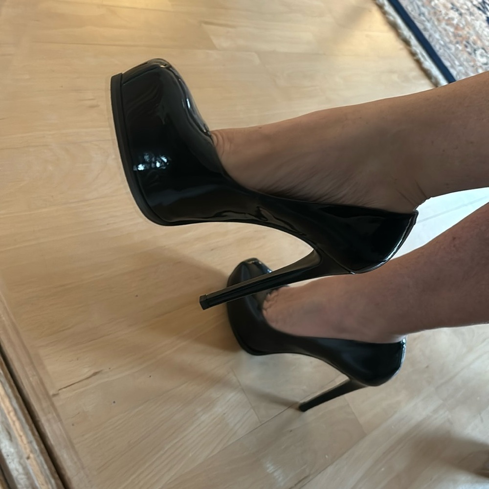 Pour La Victoire Black Patent Irina Platform Heel Size 7.5 Only worn twice!